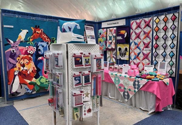 A room with many different types of quilts on display.